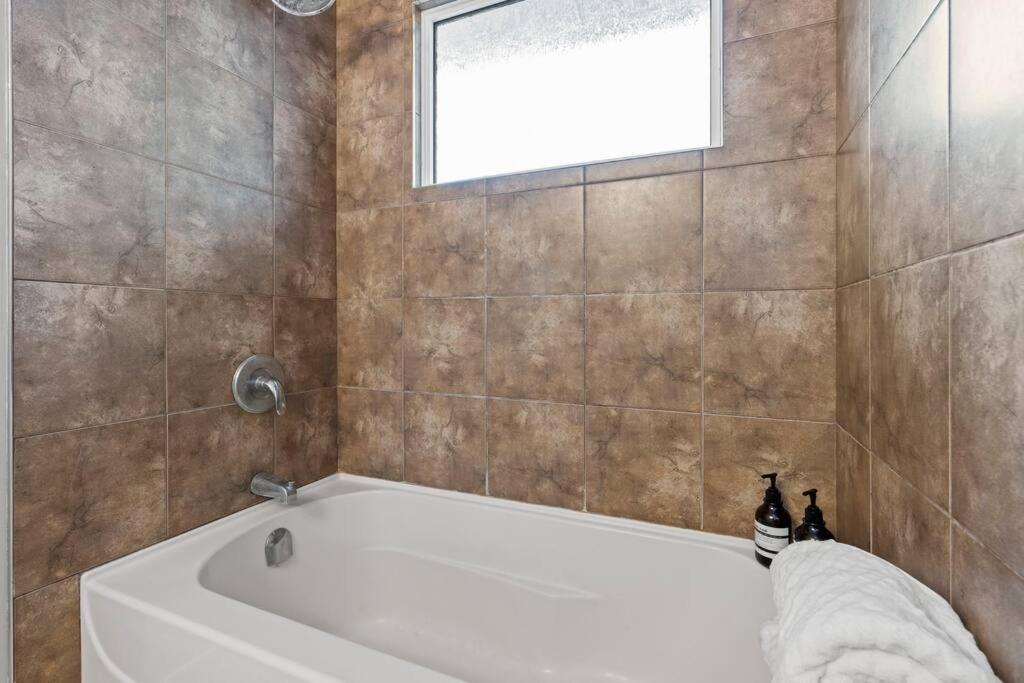 Elegant Boho Retreat - 8 Min To Wem Holiday home Edmonton